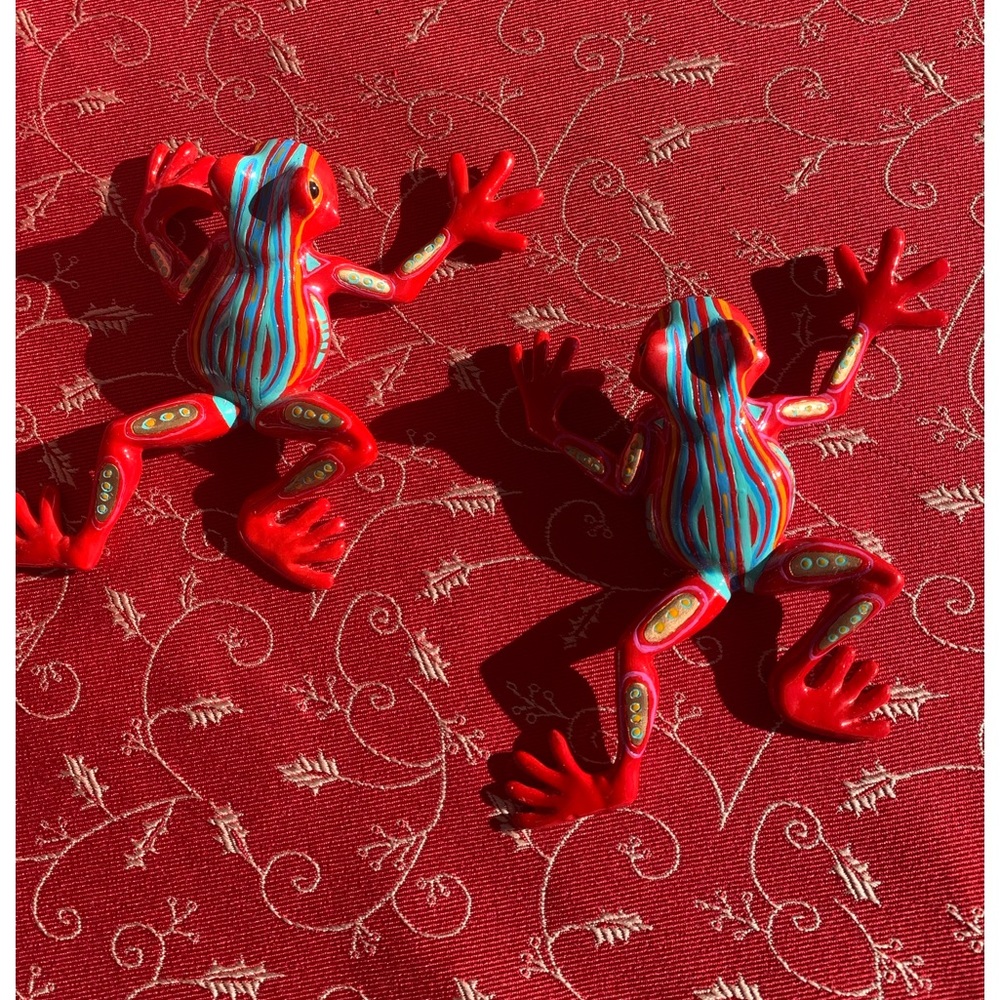Set of two red frogs wall decorative